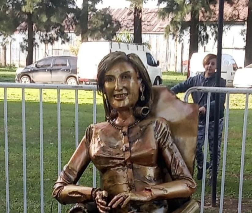 Inauguraron una estatua de Mirtha Legrand en Villa Cañas SOL 91 5