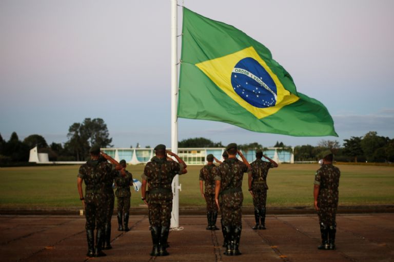 Polémica en Brasil por compra de más de 35.000 pastillas de viagra para las  Fuerzas Armadas