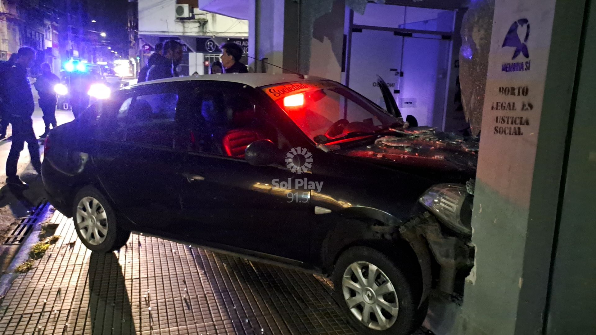 Tras Un Fuerte Accidente, Un Auto Terminó Incrustado En Una Oficina ...